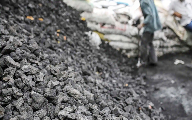 कोयला और खनन मंत्री प्रल्‍हाद जोशी ने लोकसभा में बताया कि देश में कोयले की कोई कमी नहीं