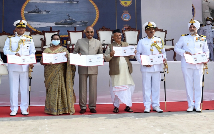 राष्ट्रपति ने मुंबई में भारतीय नौसेना के 22वें मिसाइल वेसल स्क्वाड्रन को राष्ट्रपति ध्‍वज प्रदान किया