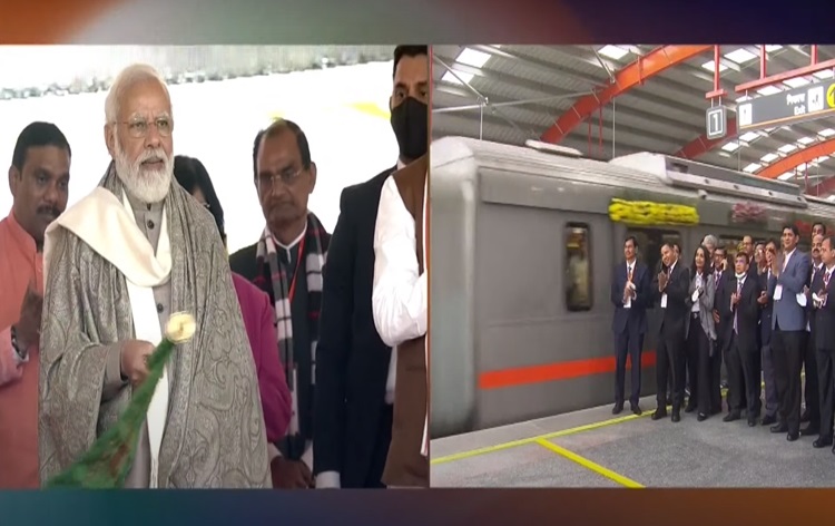 प्रधानमंत्री नरेंद्र मोदी ने कानपुर में मेट्रो रेल परियोजना के पूरे हो चुके खण्‍ड का लोकार्पण किया