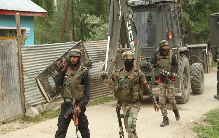 जम्मू-कश्मीर के पुलवामा जिले में सुरक्षा बलों ने तीन आतंकियों को ढेर किया