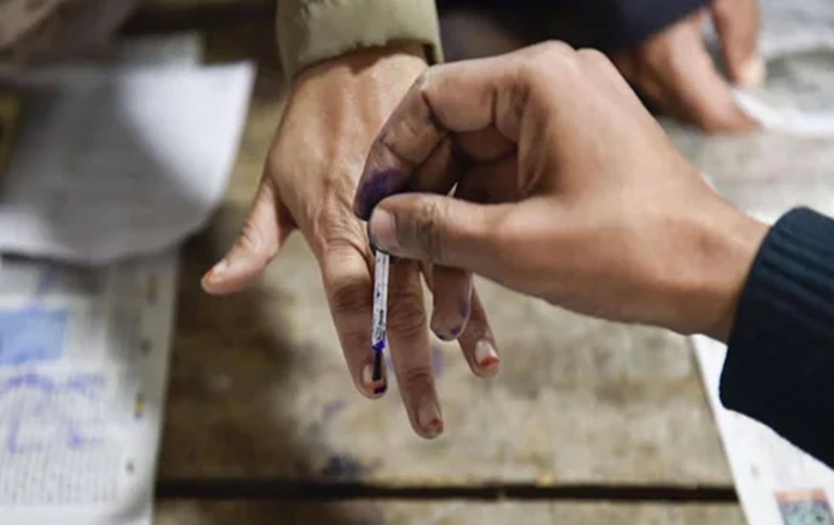 उत्‍तर प्रदेश में दूसरे चरण और गोआ तथा उत्‍तराखंड में एक ही चरण में होने वाले विधानसभा चुनाव के लिए नामांकन भरने का आज अंतिम दिन