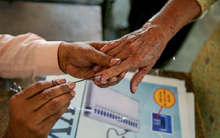 मणिपुर विधानसभा चुनाव के दूसरे और अंतिम चरण के लिए शांतिपूर्वक मतदान जारी, एक बजे तक 47 प्रतिशत से अधिक वोट डाले गए