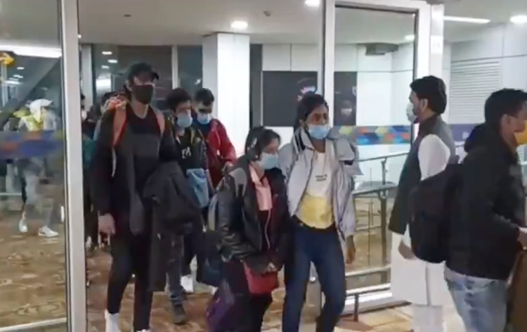 ऑपरेशन गंगा के तहत विद्यार्थियों का एक और समूह भारत लौटा, सूचना एवं प्रसारण मंत्री अनुराग ठाकुर ने एयरपोर्ट पर उनका स्वागत किया