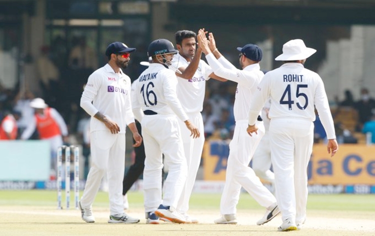 भारत ने श्रीलंका को दूसरे क्रिकेट टेस्‍ट मैच में 238 रन से हराकर श्रृंखला दो-शून्‍य से जीती
