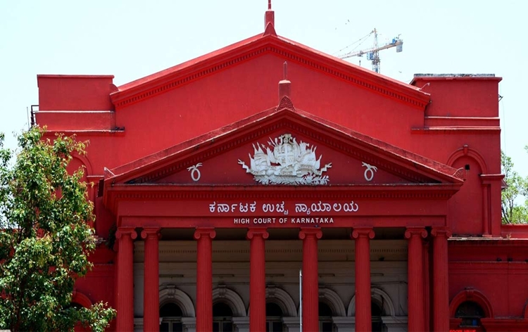 कर्नाटक उच्च न्यायालय ने शिक्षा संस्थानों में हिजाब पर प्रतिबंध को चुनौती देने वाली याचिकाओं को खारिज किया