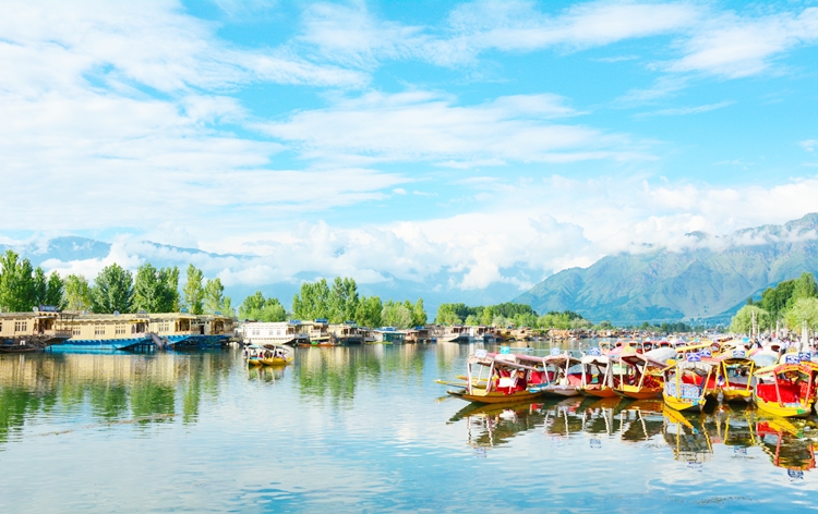 कश्मीर में पर्यटकों का रिकार्ड संख्‍या में आगमन; होटल, गेस्ट हाउस और हाउसबोट पूरी तरह से बुक