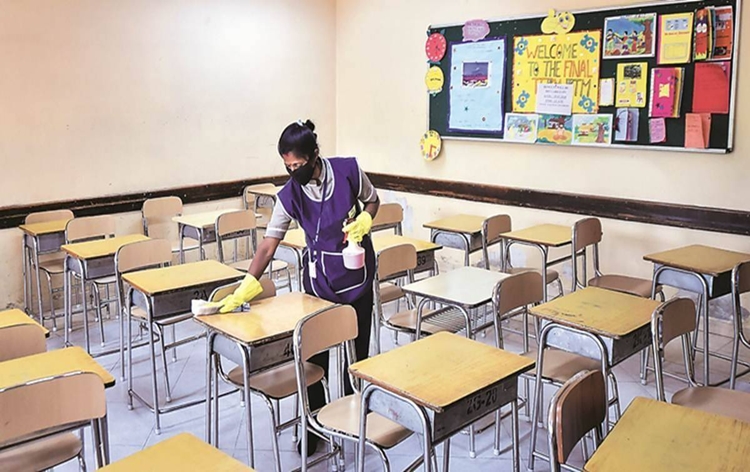 केरल में, कोविड प्रतिबंधों के कारण दो वर्ष से बंद स्कूल आज फिर से खुल रहे हैं