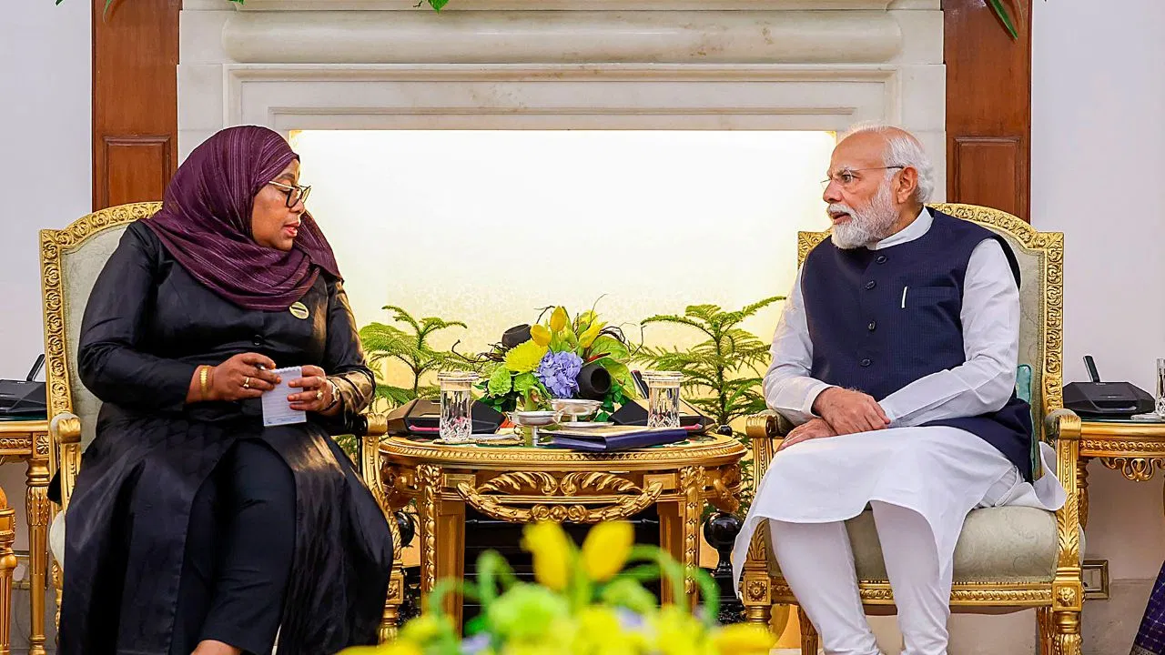 प्रधानमंत्री नरेंद्र मोदी और तंजानिया की राष्‍ट्रपति सामिया सुलुहू हसन के बीच व्यापक मुद्दों पर द्विपक्षीय वार्ता हुई